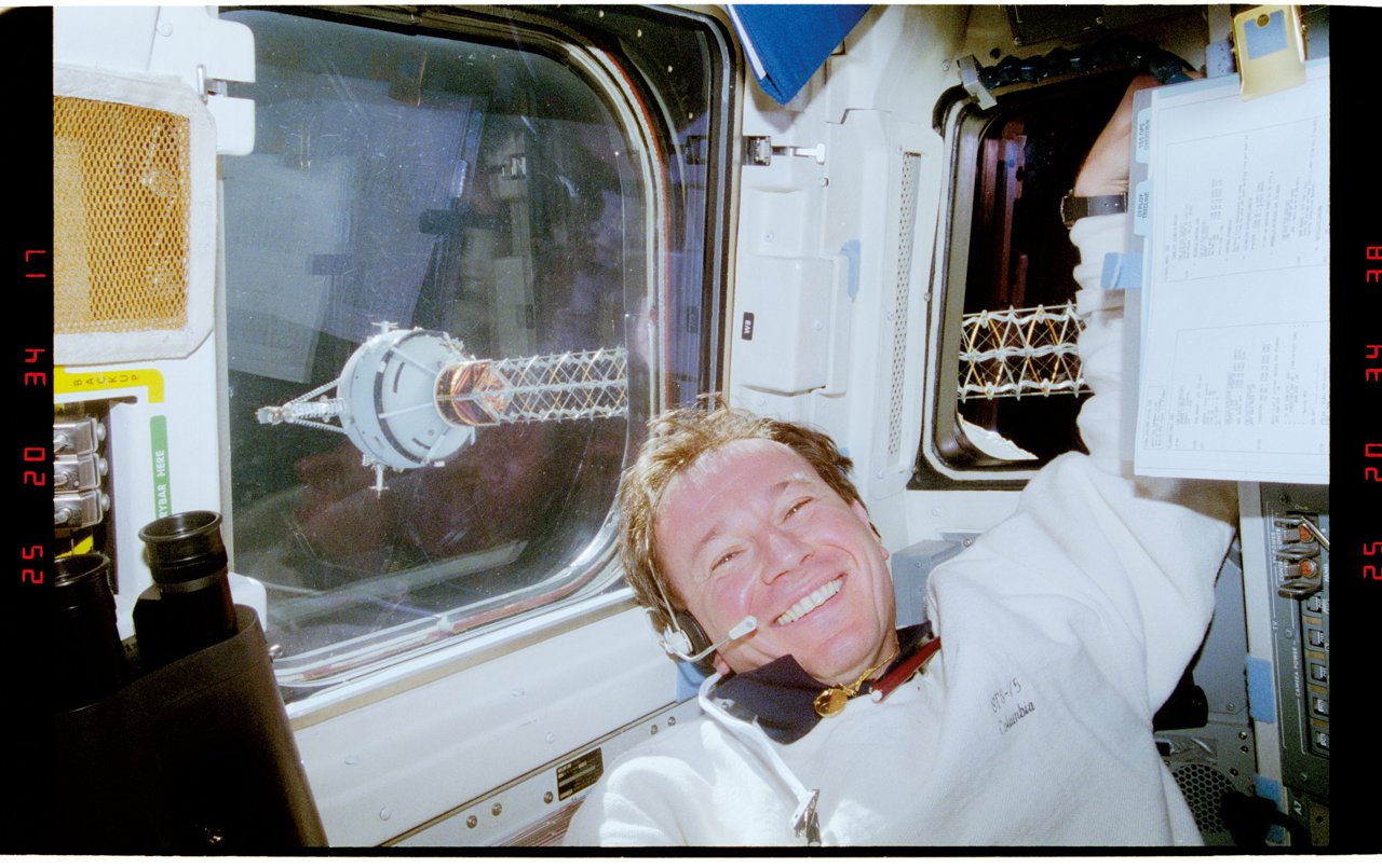 Maurizio Cheli a bordo, STS-75