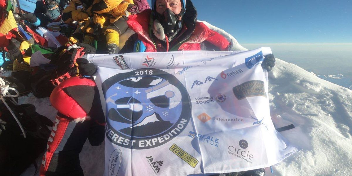 Maurizio Cheli sulla vetta del monte Everest