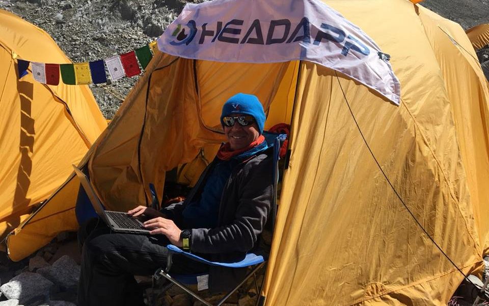 Maurizio Cheli sull'Everest con HeadApp